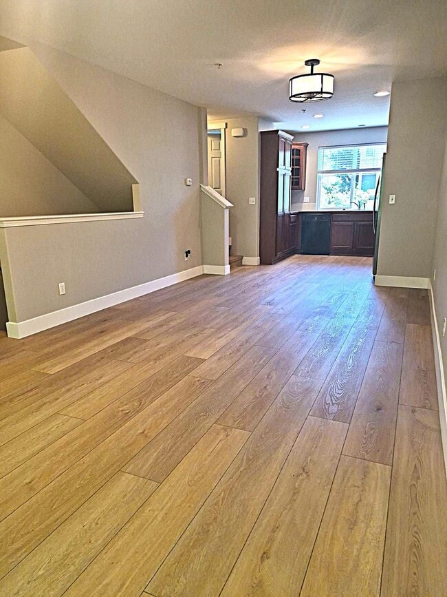 Building Photo - Beautiful 2BD/1.5BA Condo located in the Edgewater at South Hill