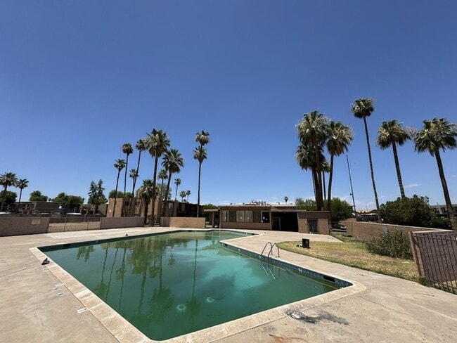 Building Photo - West Phoenix 3br townhome
