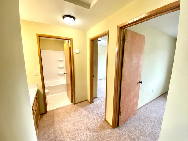 Building Photo - Conveniently Located 2 Bedroom