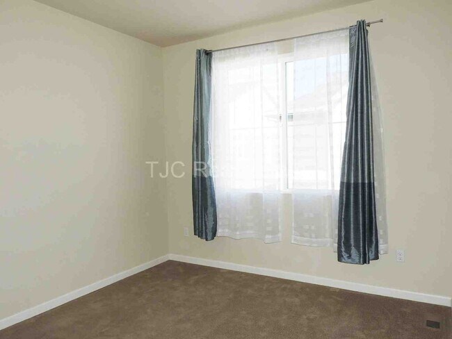 Building Photo - Central Park Town Home for Rent!