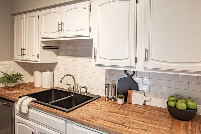 Building Photo - 1124 S Newport Ave