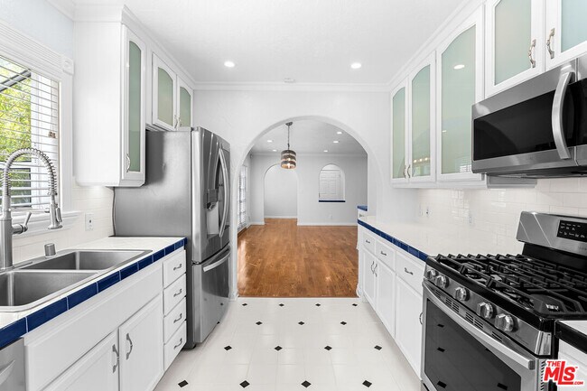 Building Photo - 910 N Alfred St