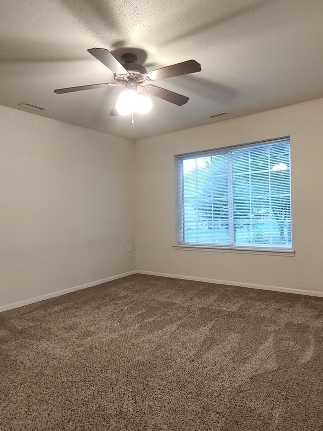 Building Photo - Diamond Valley Apartments