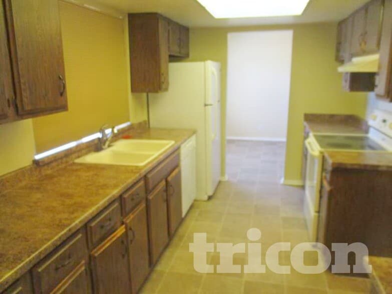 Building Photo - 4323 W Poinsettia Dr