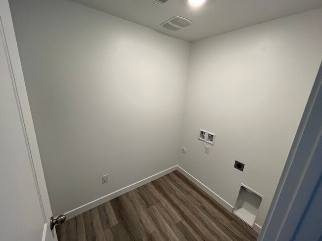 Building Photo - Beautiful Four Bed Townhome!!