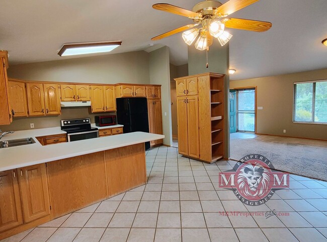 Building Photo - 5 BD 3 BA 2900 sq ft HOME IN DRAPER.