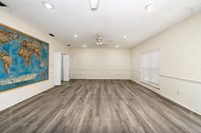 Building Photo - Daphne 3BR/2BA + Bonus Den – Spacious, Stylish & Full of Charm!