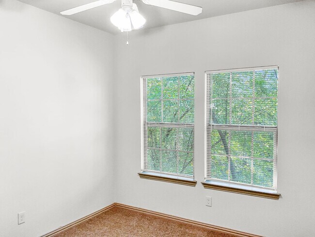 Building Photo - Move-In Ready Townhome Near I-30 & Arlington Entertainment!