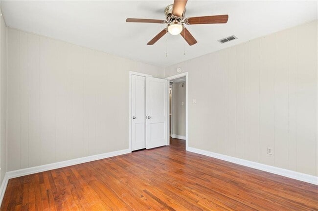 Building Photo - 555 Shady Oak Dr