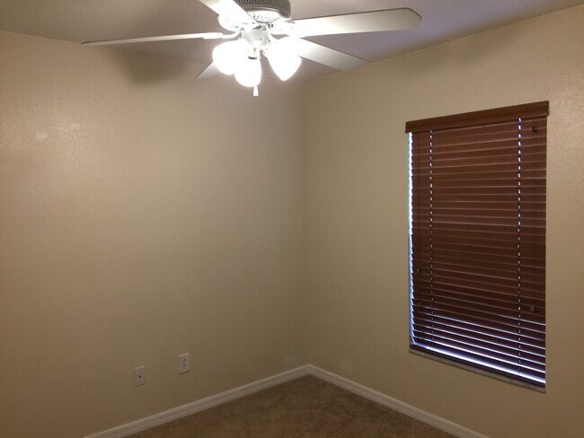 Building Photo - 3 bedroom townhouse in the desired Avalon Park