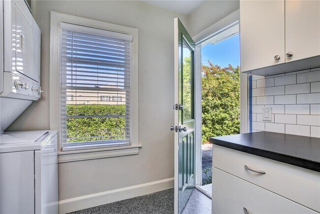 Building Photo - 404 S Westland Ave