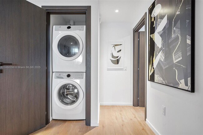 Building Photo - 398 NE 5th St