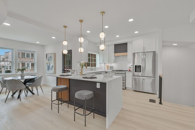 Building Photo - Spacious Fully Renovated Tudor Duplex w/ 3...