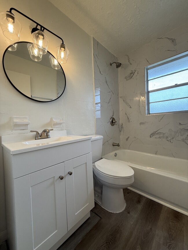 Building Photo - 905 E Thomas St