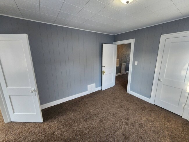 Building Photo - Charming 5-Bedroom Property in Prime Location