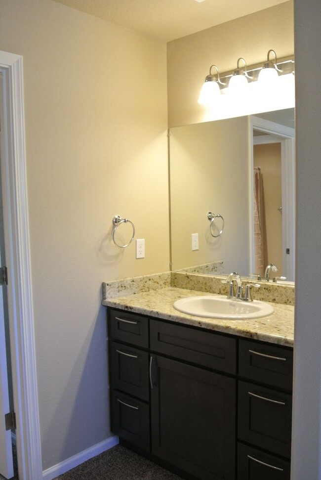 Building Photo - Stunning 5 Bed / 3.5 Bath Executive Home w...