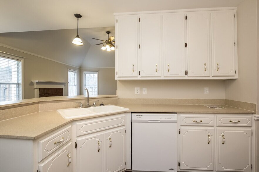 Building Photo - 2425 Huntington Dr