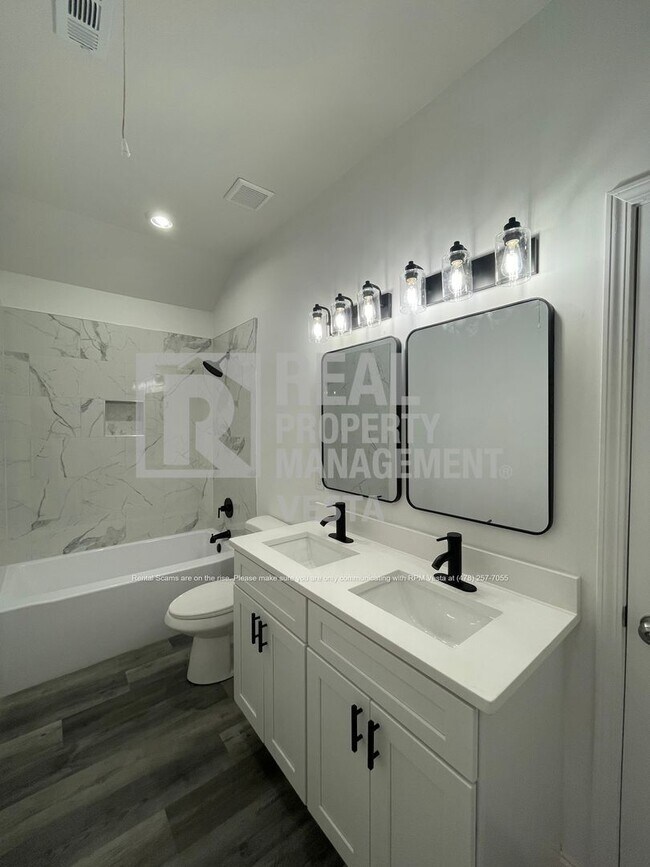 Building Photo - 2349 Berthadale Ave