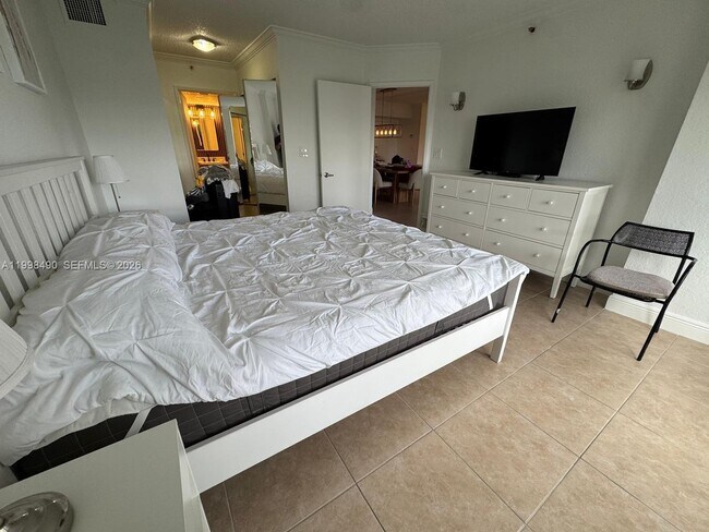 Building Photo - 3600 Mystic Pointe Dr