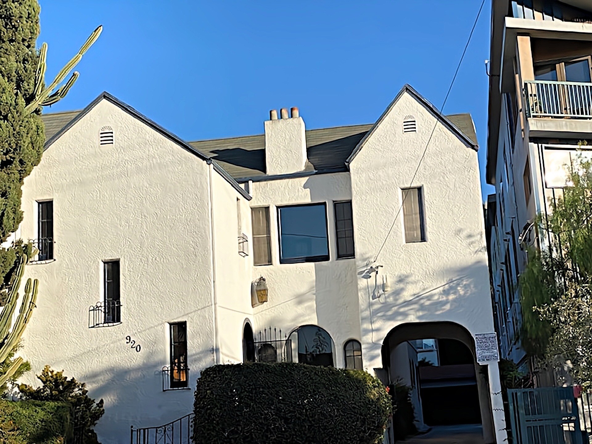Building Photo - 920 N Hoover St