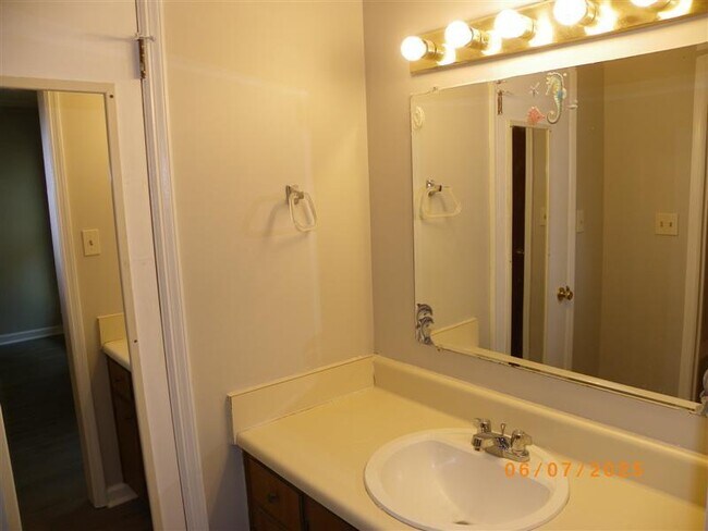 Building Photo - 929 N Willowick Dr