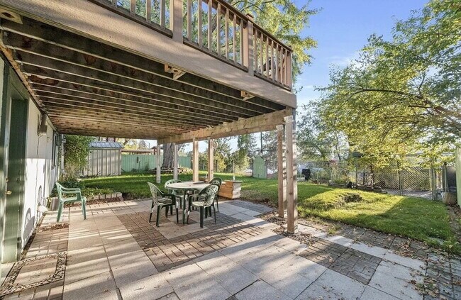 Building Photo - Spacious 1,000 Sq Ft 1 bedroom Lower Unit ...