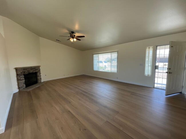 Building Photo - Apple Valley Home in The Vineyards- 3 Bedr...