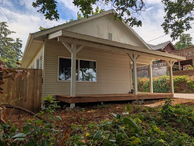 Building Photo - Great 3 bed/1bath home in Springfield!