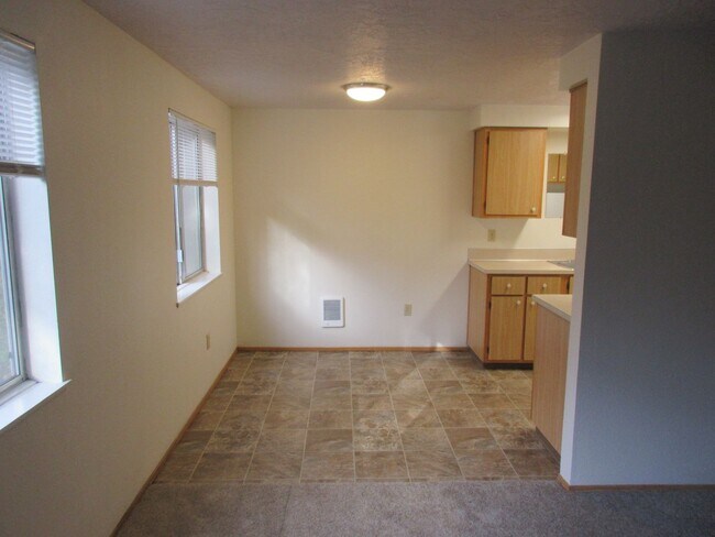 Building Photo - Quiet Two Bedroom Apartment in Keizer
