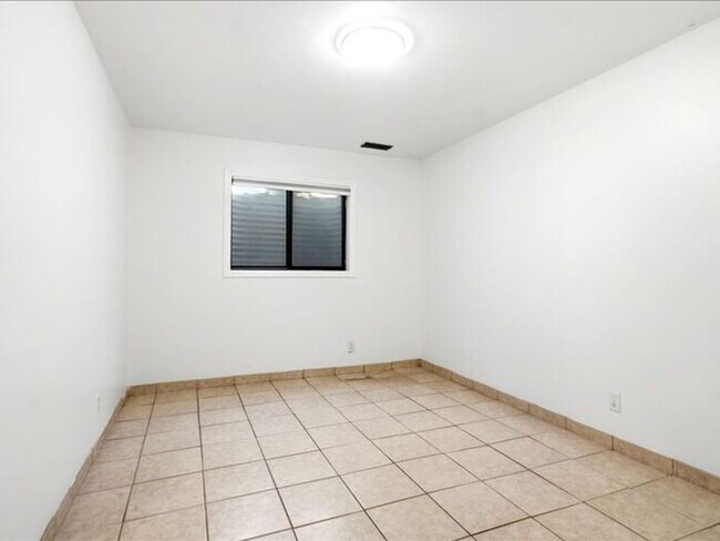 Building Photo - Cottonwood Heights 5 bed 3 bath Twin Home