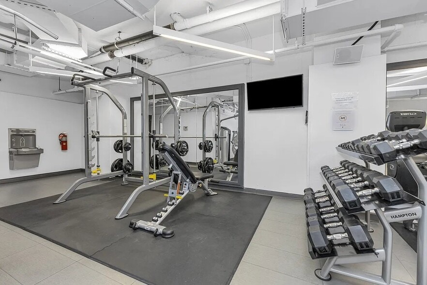 Building Photo - 250 E Houston St