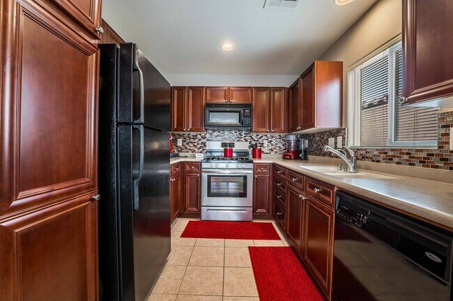 Building Photo - CHARMING FULLY FURNISHED 2 BEDROOM!