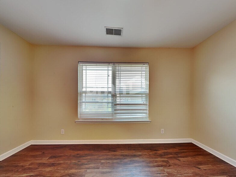 Building Photo - 103 Lake House Rd