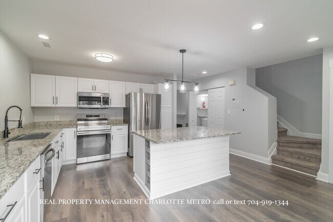 Building Photo - 3BR Townhome - Lake Living in Vineyard Point with Boat Slip Access Near Lake Norman