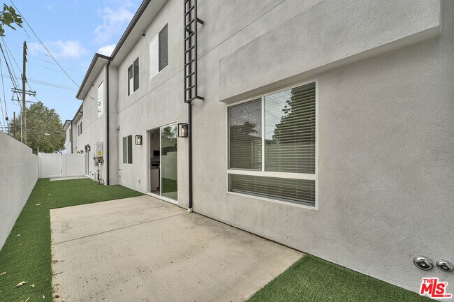 Building Photo - 8702 Silver Way