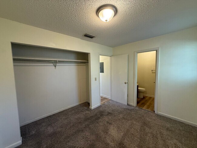 Building Photo - Adorable 1 Bedroom 1 Bathroom Apartment