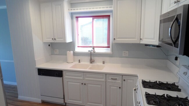 Building Photo - Nicely Updated 1 Bedroom 1 Bathroom, Coco ...
