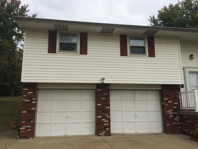 Building Photo - 4 bedroom split entry home 20 mins to Cran...