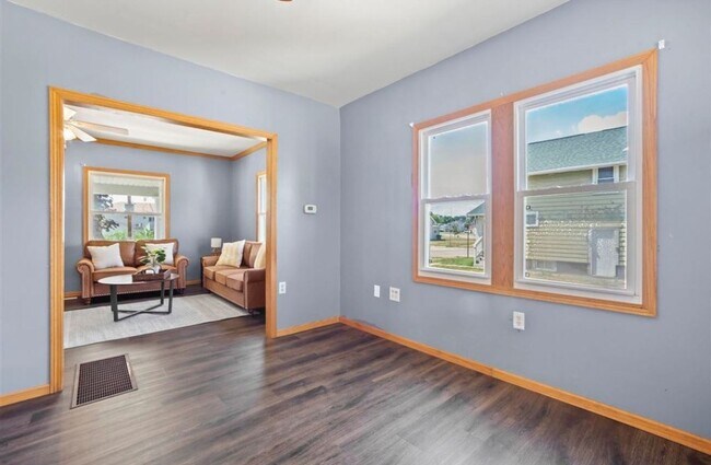 Building Photo - $1350 | 3 Bedroom 2 Bath | Fenced in backyard | Central A/C | Pet Friendly
