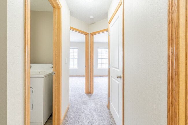 Building Photo - 2 Bedroom 2 Bathroom Town House - Interior Unit