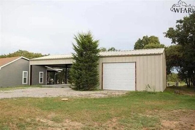 Building Photo - 126 Country Club Dr