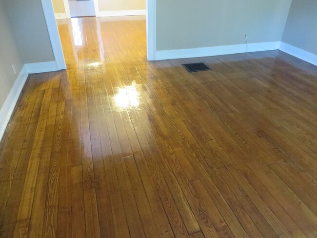 Building Photo - Two Bedroom Home with a bonus room/3rd bedroom in Historic District (Williams-Woodland Historic P...