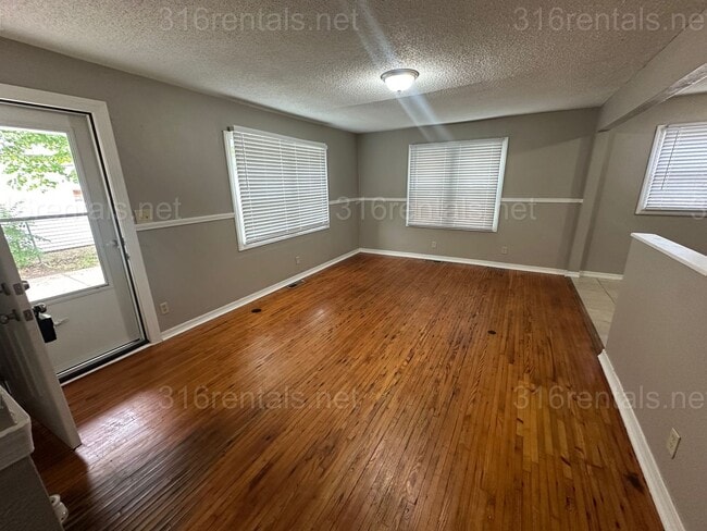 Building Photo - $1150- 3 bed 1 bath - Single Family Home