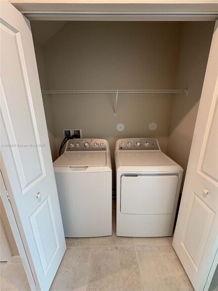 Building Photo - 1014 W Davis Pkwy