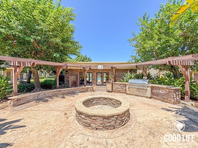 Building Photo - SD: Charming 2BD/1BA 2nd Floor Condo in El Cajon W/ A/C Unit, W/D, & 2 Reserved Parking Spots!