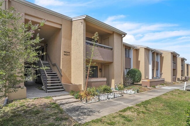 Building Photo - 5235 Vineland Rd