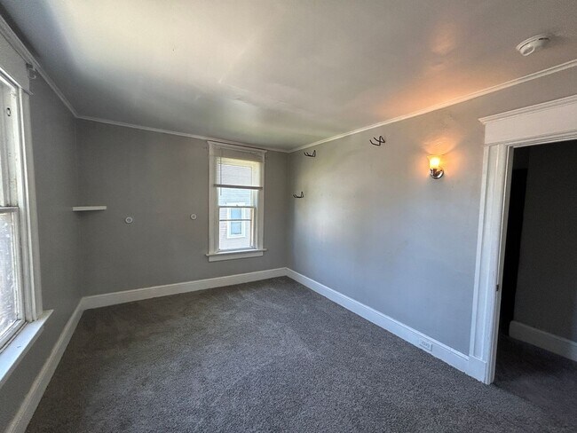 Building Photo - 3 bedroom 1 bath house in Davenport