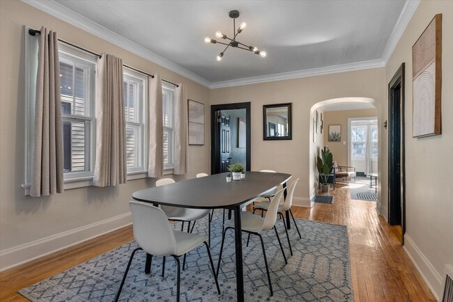 Building Photo - 340 E Clarence St