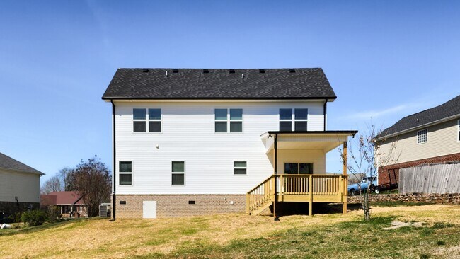 Building Photo - High-End Touches & Flexible Space in a Bea...
