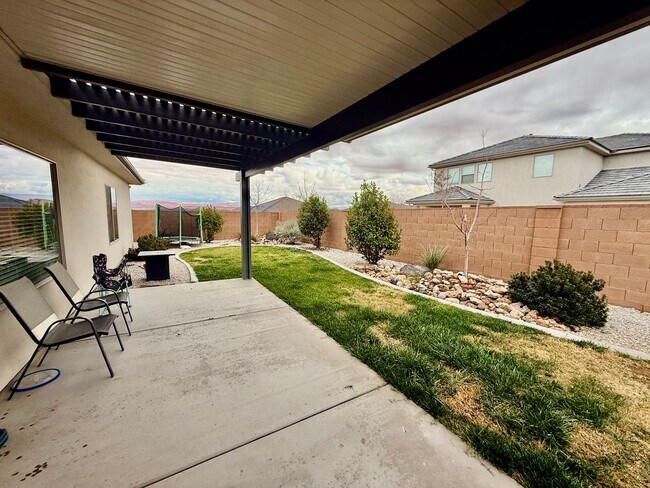 Building Photo - Lovely Pet Friendly 3-BR + Office in Sage Canyon